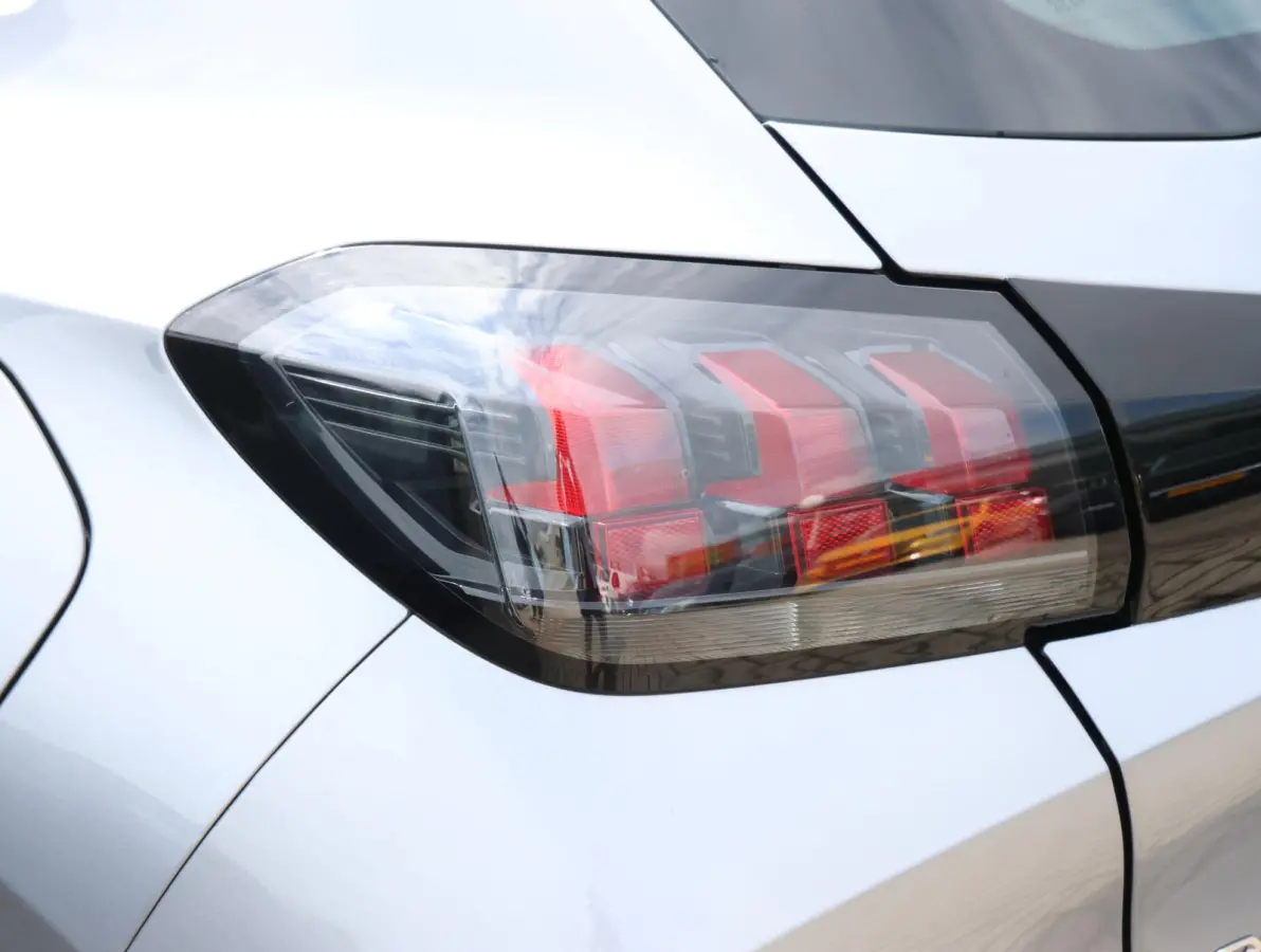 1.2 PureTech Active Pack LED | Parkeersensoren voor | DAB | 16" LMV All-season | Apple Carplay & Android Auto