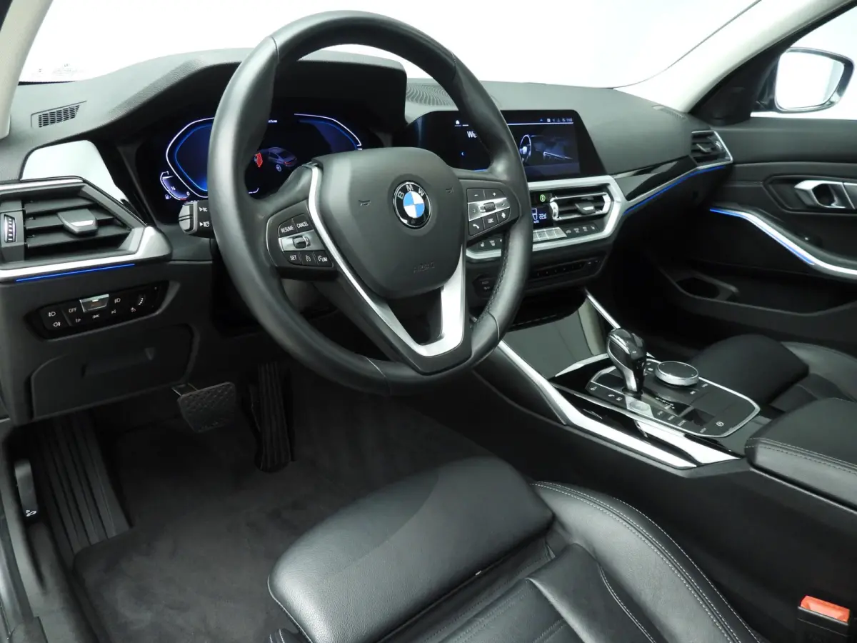 330e | LED | Leder | Navigatie | Sportstoelen | Stoelverwarming | SOH 94% | Hifi speakers | Alu 17 inch