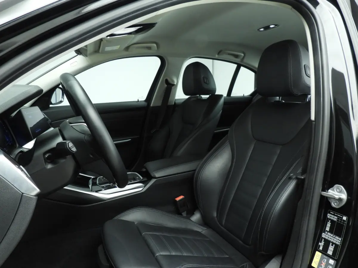 330e | LED | Leder | Navigatie | Sportstoelen | Stoelverwarming | SOH 94% | Hifi speakers | Alu 17 inch