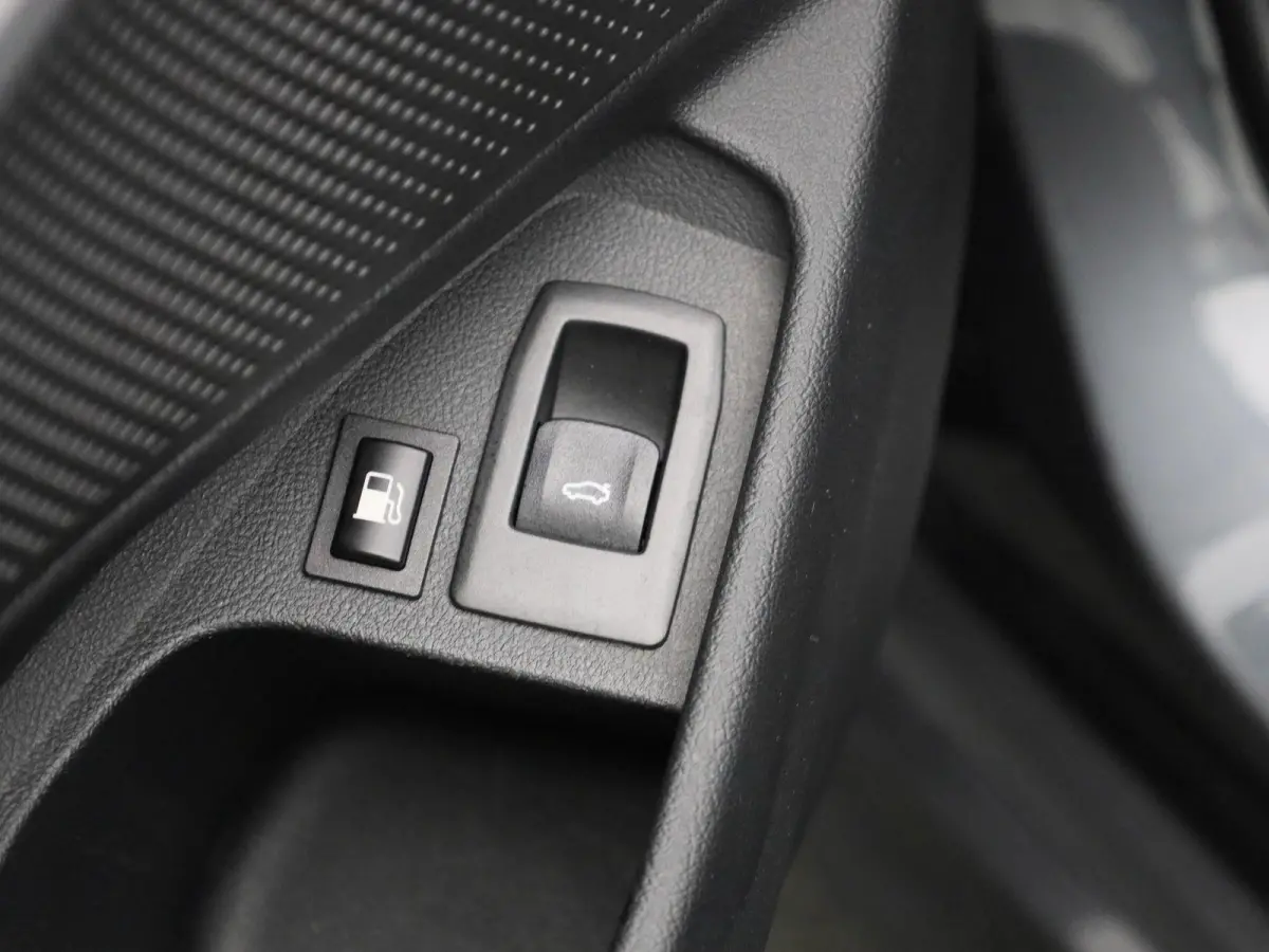330e | Automaat | Parkeersensoren | Climate Control | Cruise Control |