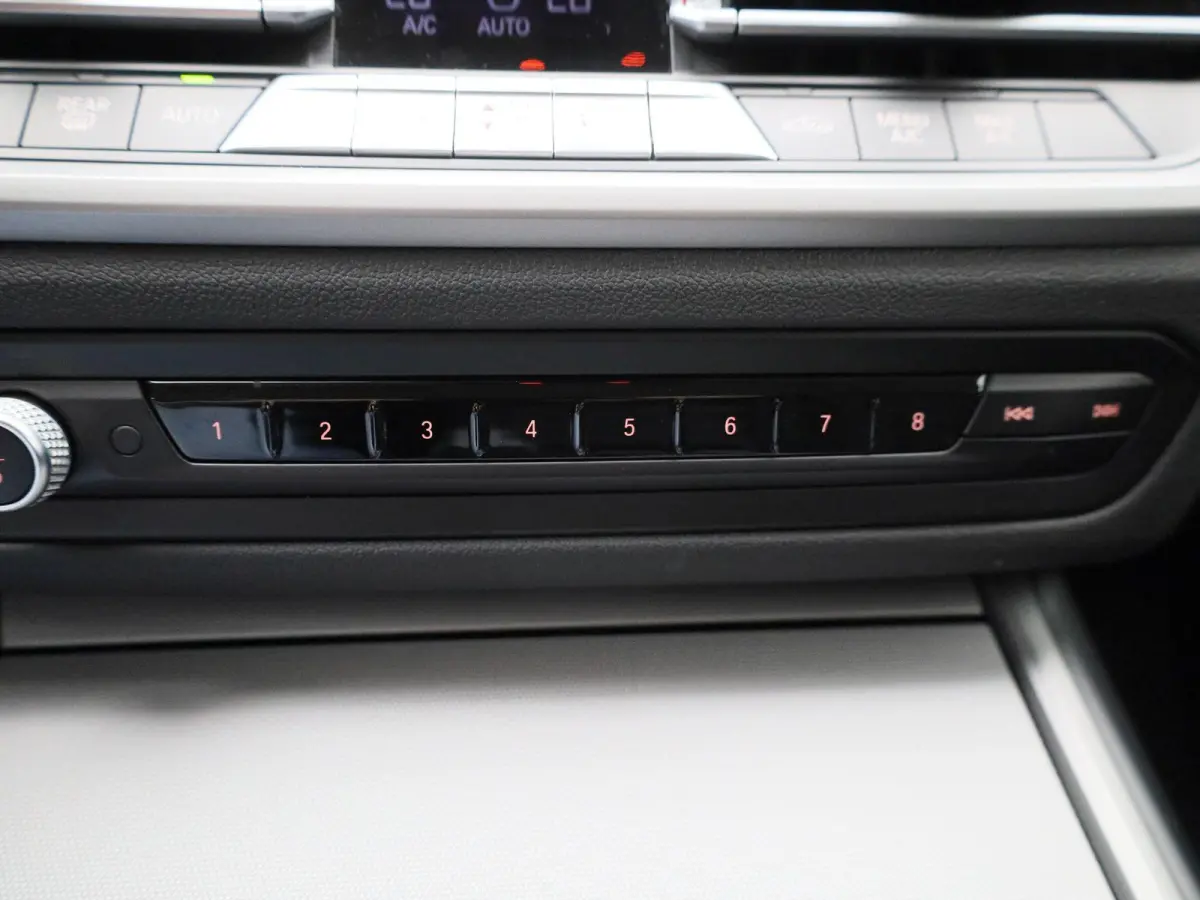 330e | Automaat | Parkeersensoren | Climate Control | Cruise Control |