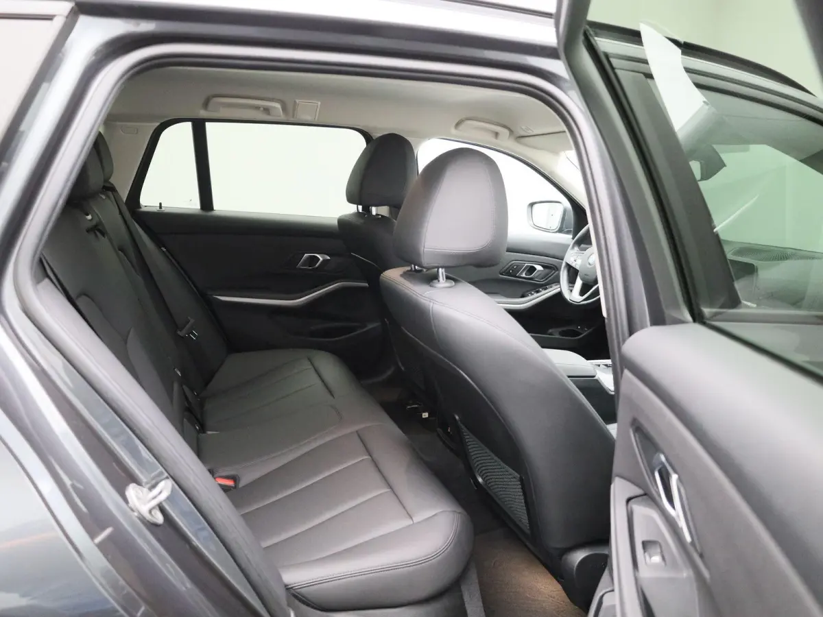 330e | Automaat | Parkeersensoren | Climate Control | Cruise Control |