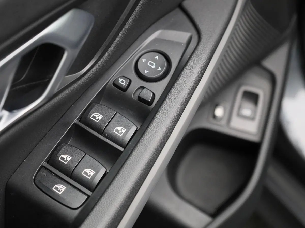 330e | Automaat | Parkeersensoren | Climate Control | Cruise Control |