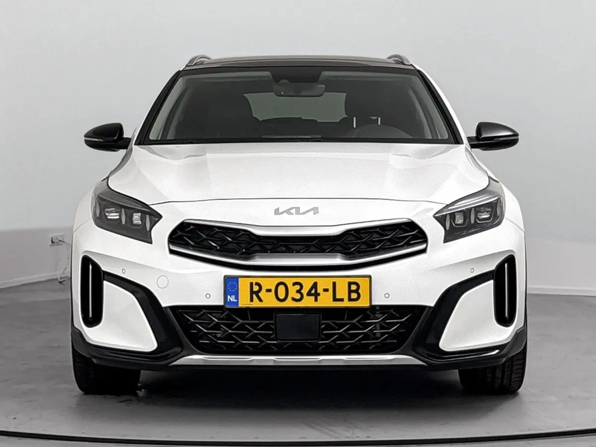 1.6 GDi PHEV ExecutiveLine Origineel Nederlands Voertuig | 94,6% SOH | Automaat | Trekhaak | Panorama en Schuif Kantel Dak | Parkeersensoren Voor en Achter | Achteruitrijcamera | Stoelverwar
