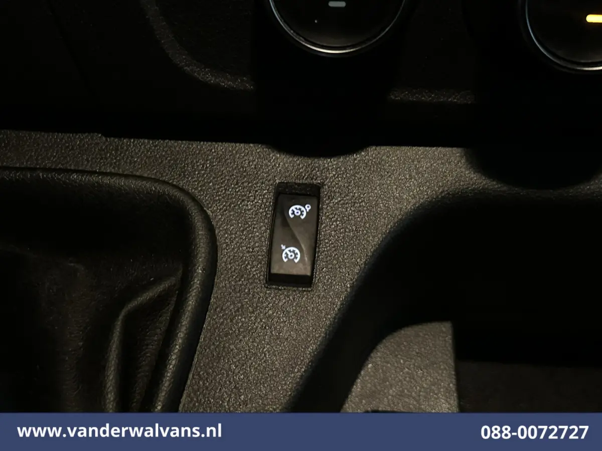 2.3 dCi 146pk Bakwagen 222cm Hoog Laadklep Euro6 Airco | Camera | LED | Navigatie | Cruisecontrol Bijrijdersbank