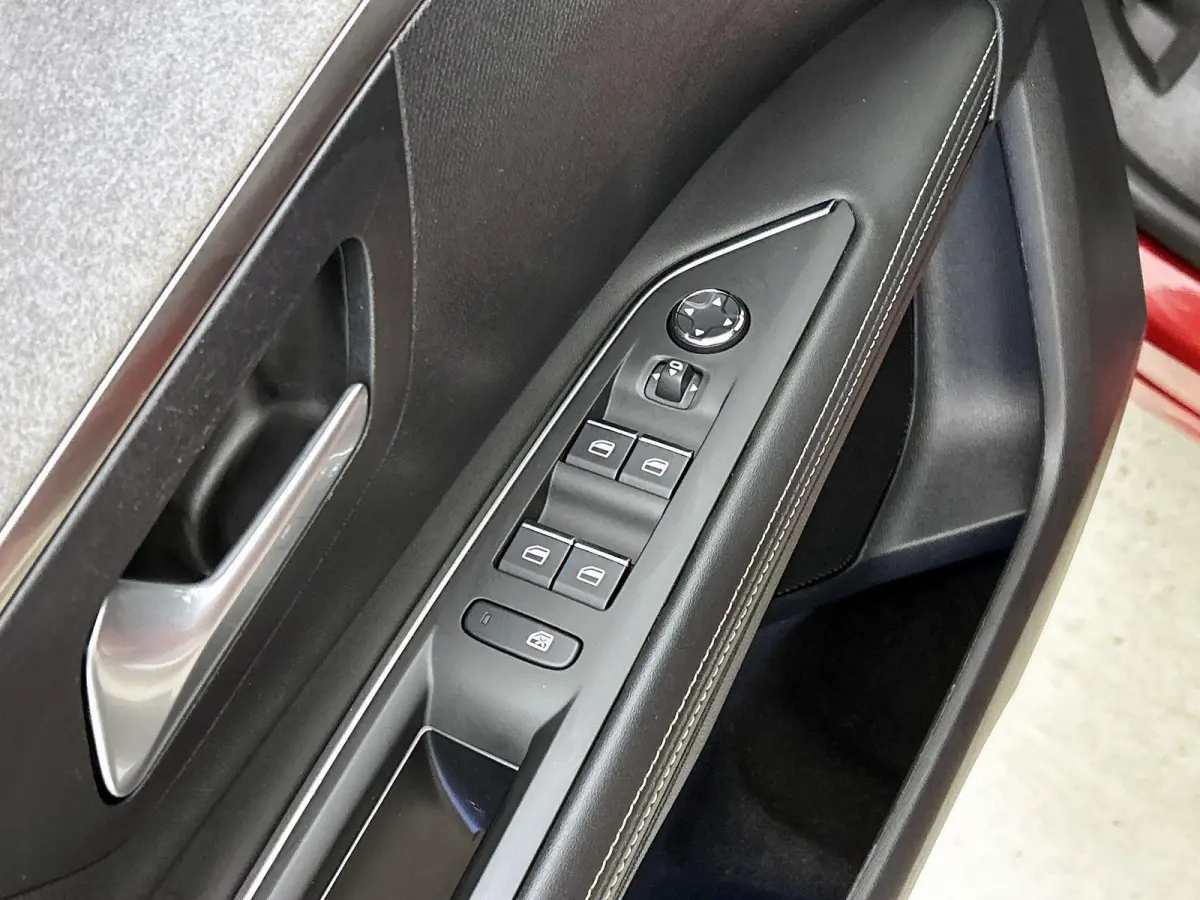 1.2 130pk GT Automaat | Navigatie | Apple CarPlay/Android Auto | Adaptieve Cruise Control | Camera | Climate Control | Night Vision | Dodehoekdetectie | Keyless Entry/Start | Isofix | Privac