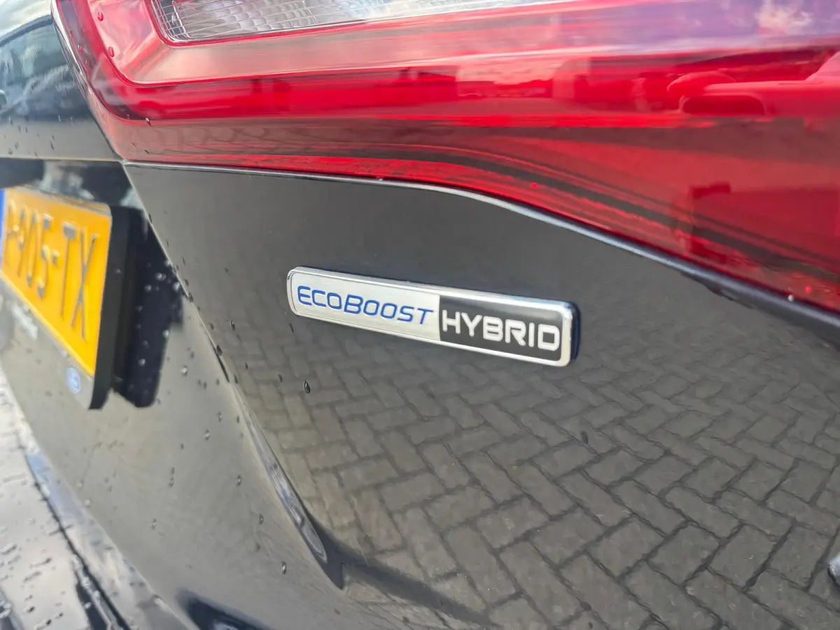 1.0 EcoBoost Hybrid Titanium X | Cruise Ctrl | Achteruitrijcamera Sensoren Voor & Achter | Panoramadak | Verwarmbare Voorstelen, Voorruit, Stuurwiel | Apple Carplay/ Android Auto |