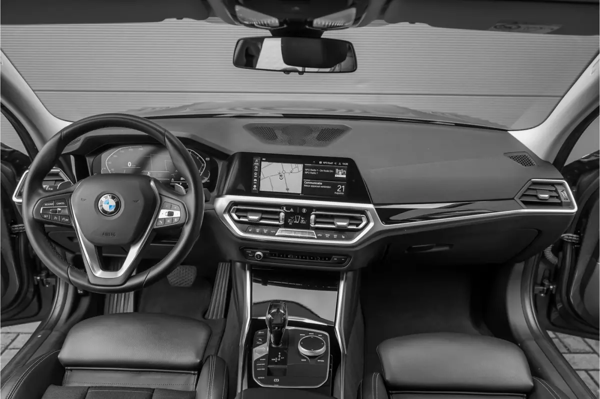 320i High Executive Sportline Stoelverw Camera HiFi 17"