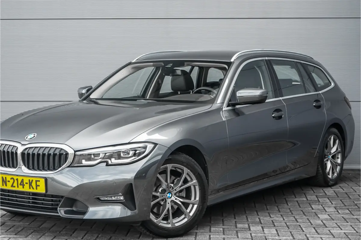 320i High Executive Sportline Stoelverw Camera HiFi 17"
