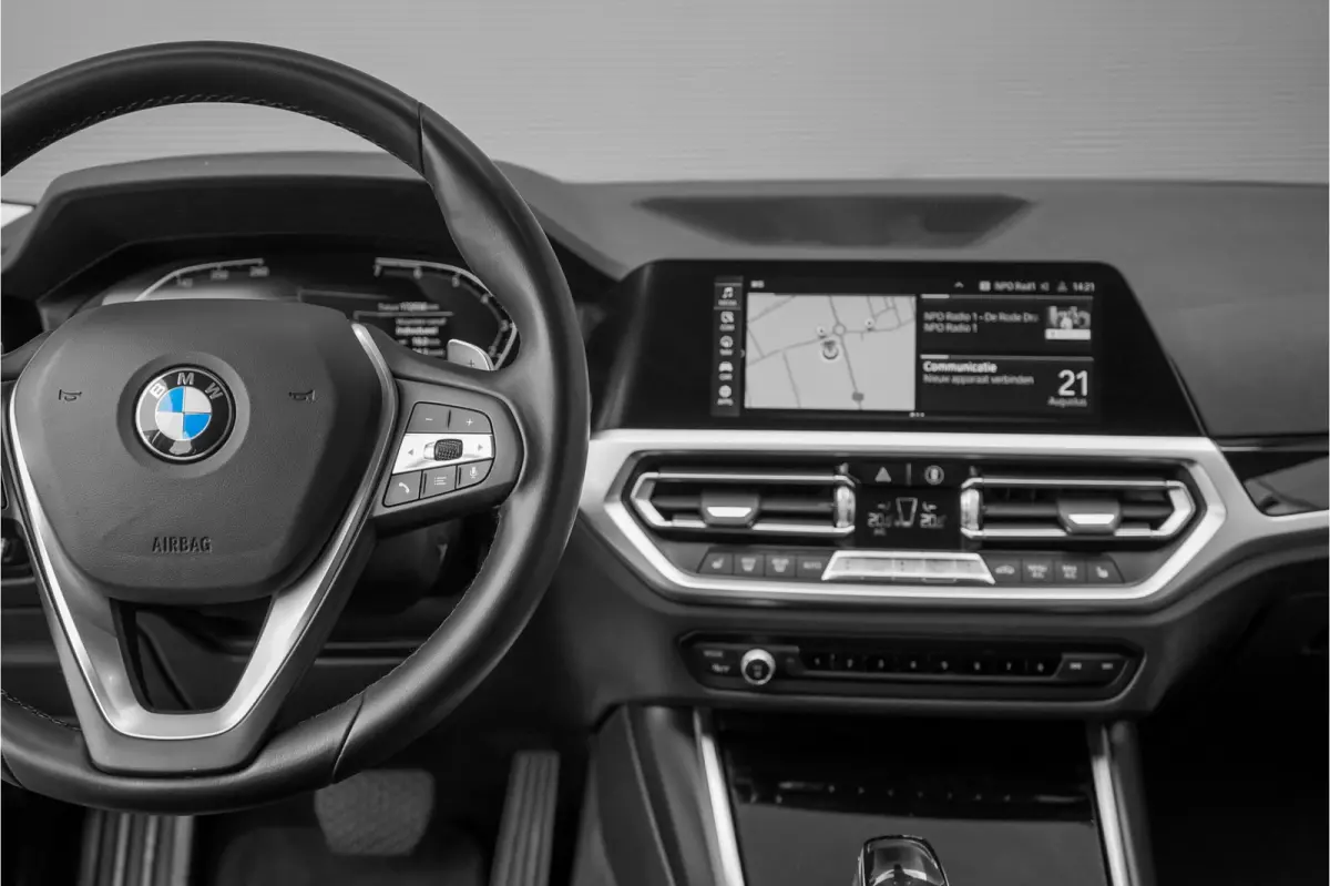 320i High Executive Sportline Stoelverw Camera HiFi 17"