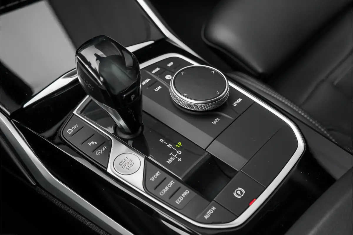 320i High Executive Sportline Stoelverw Camera HiFi 17"