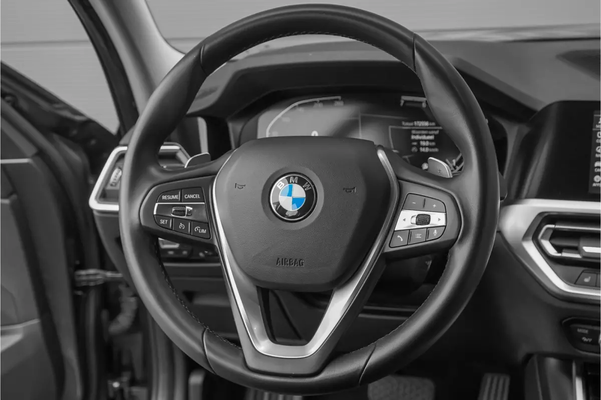 320i High Executive Sportline Stoelverw Camera HiFi 17"