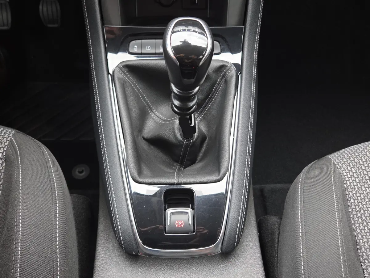 1.2 Turbo Online Edition Trekhaak | Parkeersensoren | Climate control | Full map navigatie | Carplay/android auto |