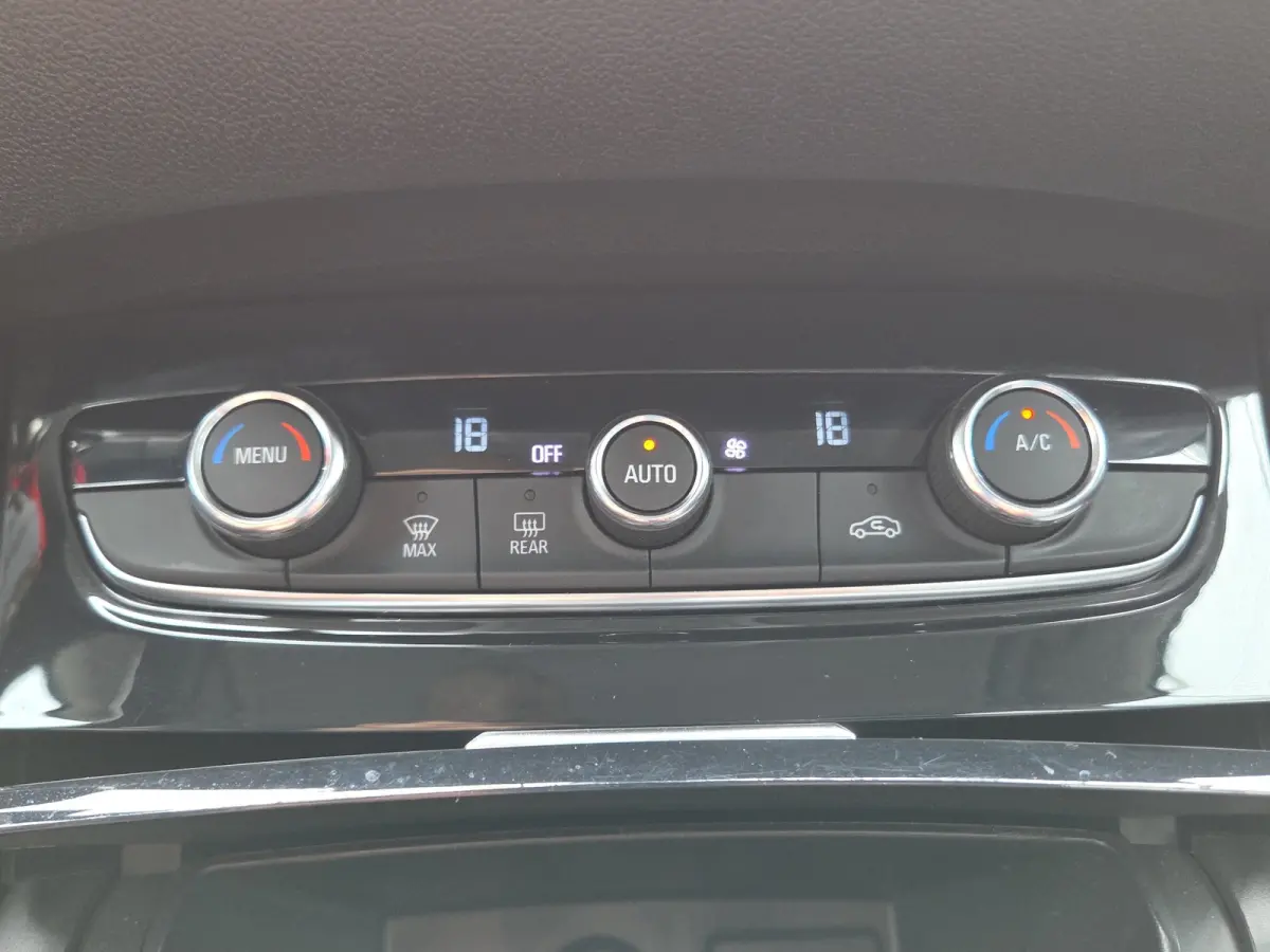 1.2 Turbo Online Edition Trekhaak | Parkeersensoren | Climate control | Full map navigatie | Carplay/android auto |