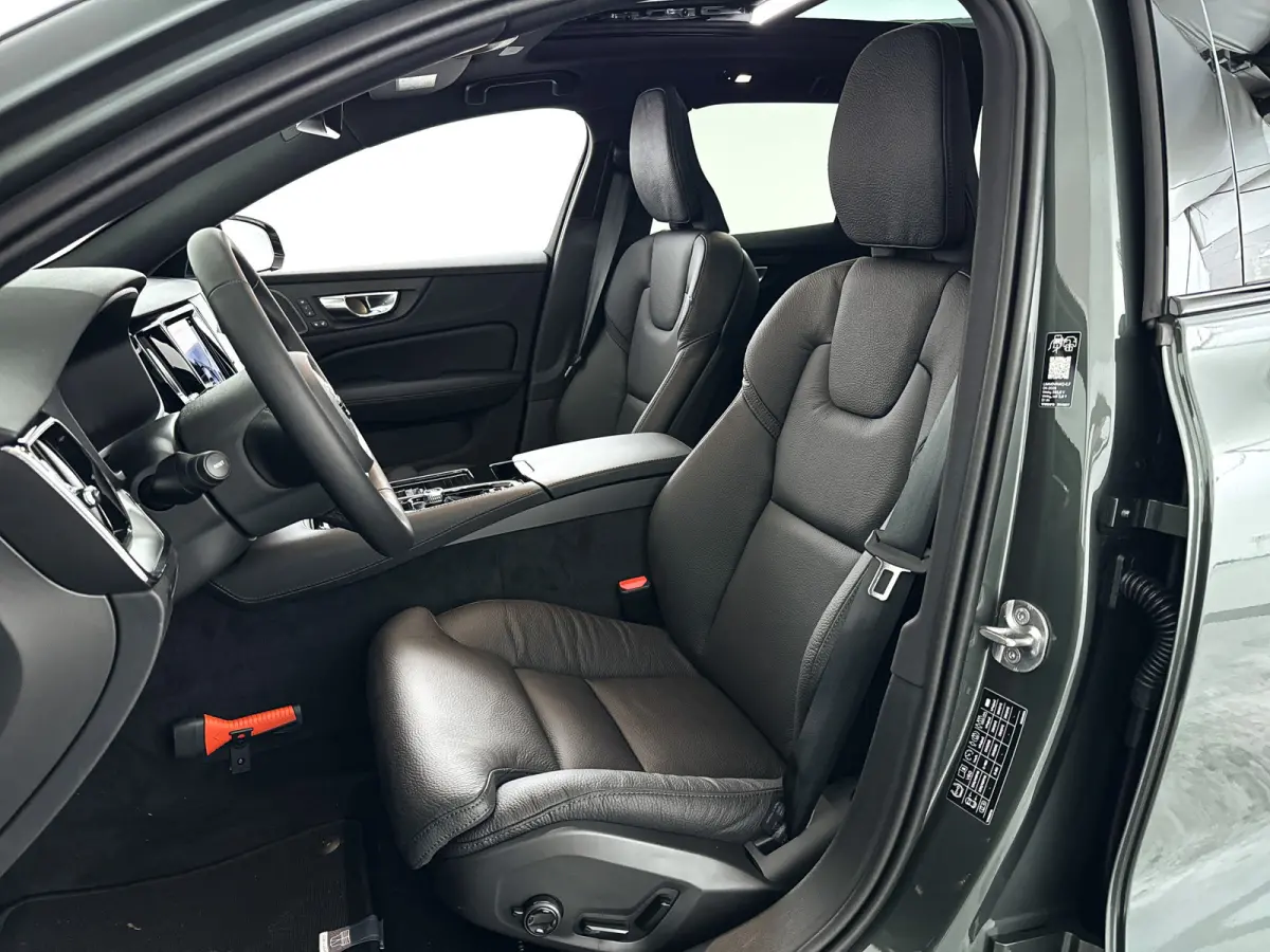 T6 Plug-in hybrid AWD Plus Dark | Panoramadak | 360° camera | Harman Kardon | Head-up display | Stoel- en stuurverwarming