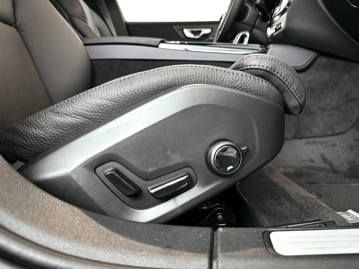 T6 Plug-in hybrid AWD Plus Dark | Panoramadak | 360° camera | Harman Kardon | Head-up display | Stoel- en stuurverwarming