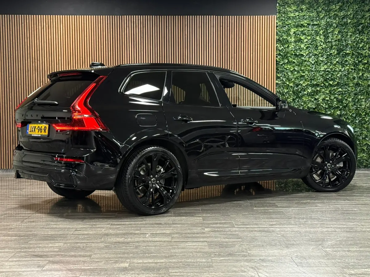 T6 AWD Recharge Ultra Black Edition | Luchtvering | Trekhaak | 360 Camera | Head-Up Display | Harman Kardon | Adaptieve Cruise Control | Stoelverwarming voor+achter | Stuurwielverwarming | S