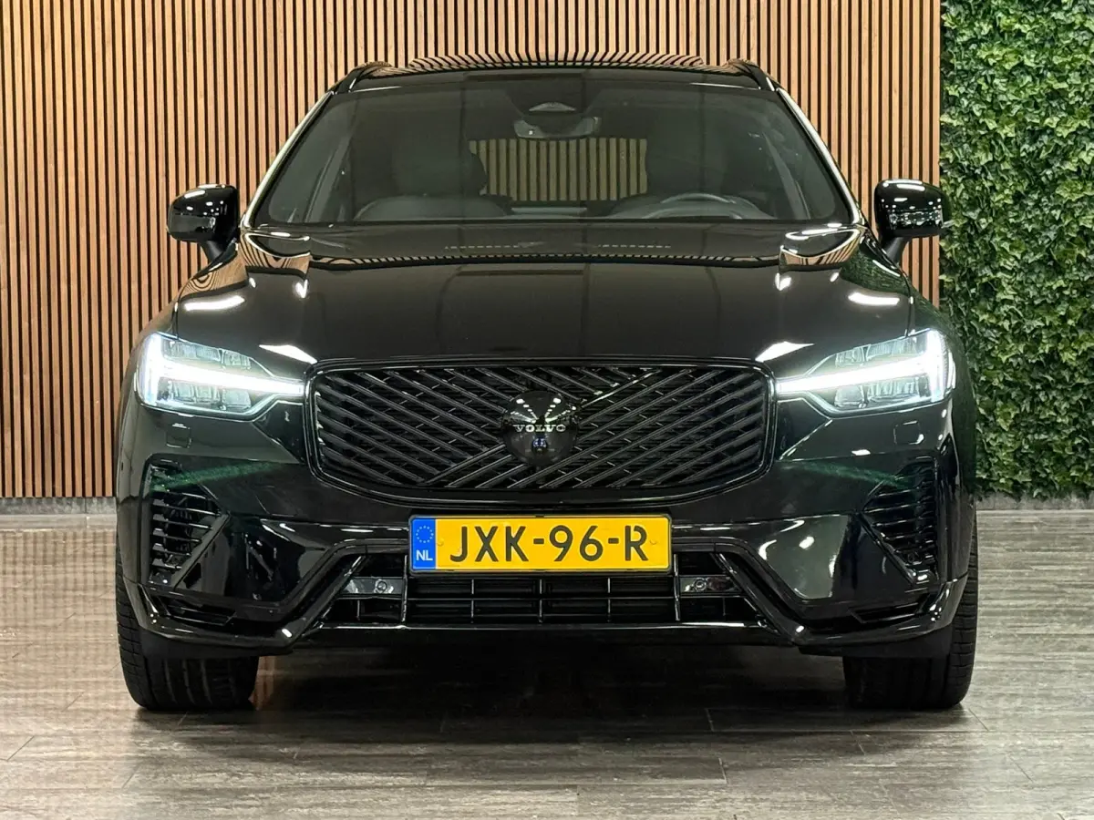 T6 AWD Recharge Ultra Black Edition | Luchtvering | Trekhaak | 360 Camera | Head-Up Display | Harman Kardon | Adaptieve Cruise Control | Stoelverwarming voor+achter | Stuurwielverwarming | S