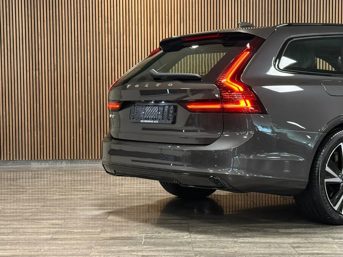 T6 AWD Recharge Plus Dark Long Range | Luchtvering | 360 Camera | Harman Kardon | Adaptieve Cruise Control | Stoel en Stuurwielverwarming | 19 Inch | Full LED  Meesturende koplampen | Pilot 