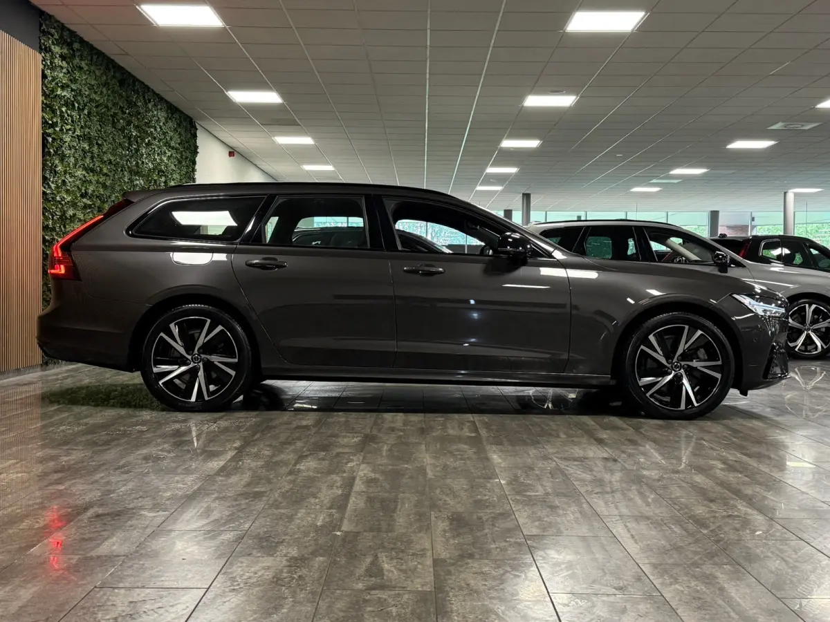 T6 AWD Recharge Plus Dark Long Range | Luchtvering | 360 Camera | Harman Kardon | Adaptieve Cruise Control | Stoel en Stuurwielverwarming | 19 Inch | Full LED  Meesturende koplampen | Pilot 