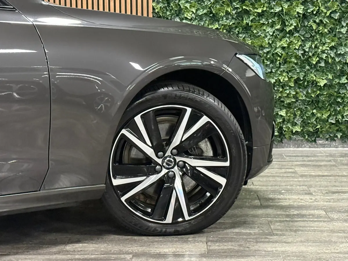 T6 AWD Recharge Plus Dark Long Range | Luchtvering | 360 Camera | Harman Kardon | Adaptieve Cruise Control | Stoel en Stuurwielverwarming | 19 Inch | Full LED  Meesturende koplampen | Pilot 