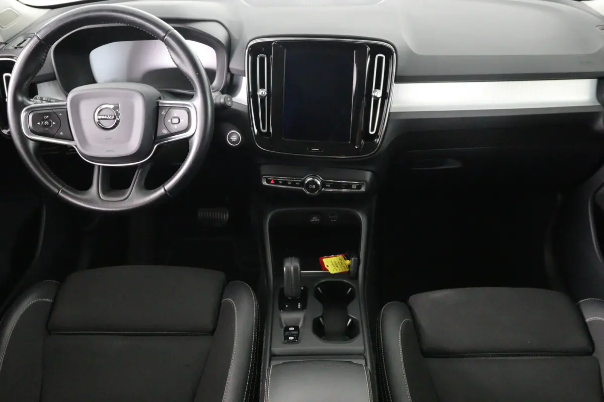 1.5 T3 Momentum Pro | Dealer Onderhouden! | Trekhaak | Clima | LED | BLIS | Comfort Zetels | Half Leder | BLIS | Lichtmetalen Velgen | Cruise Control | Navi | Keyless