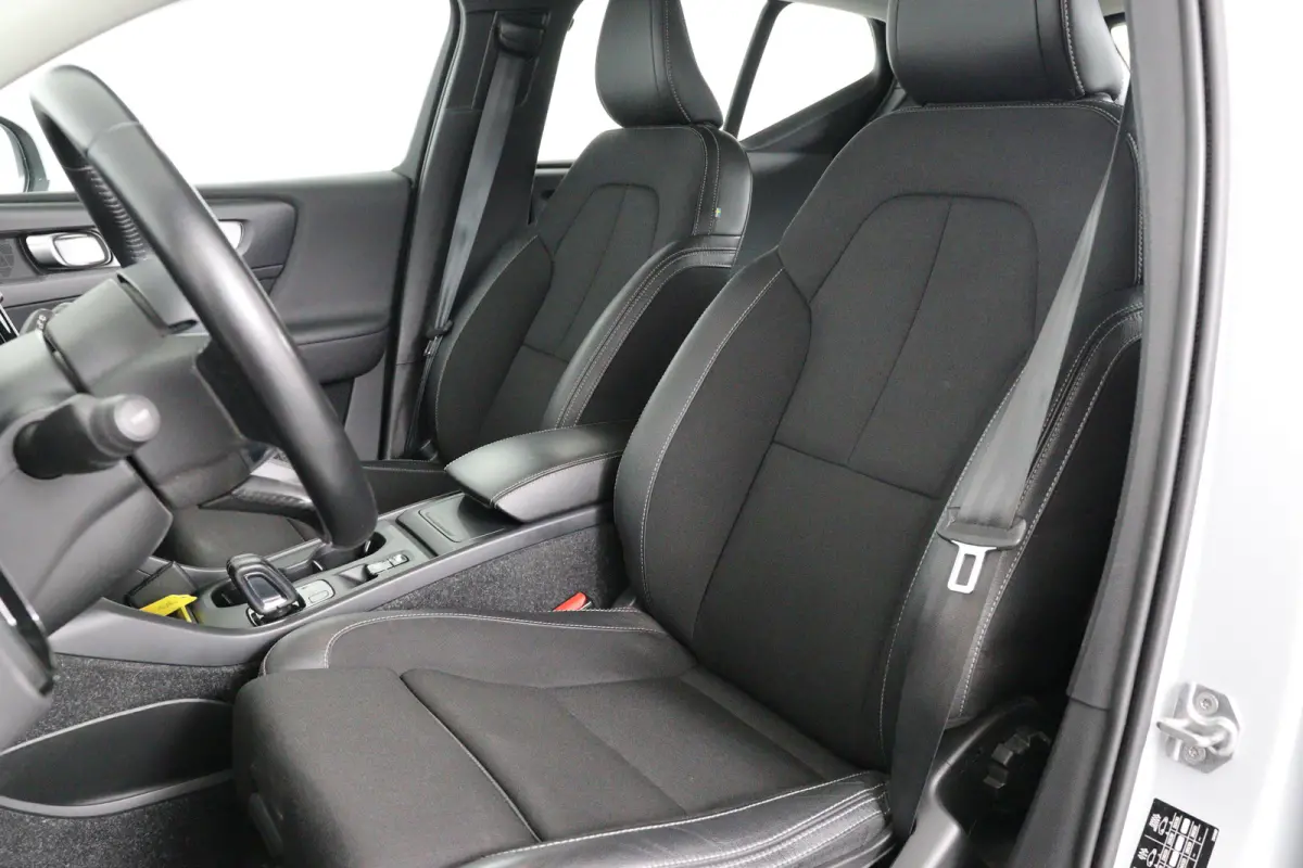 1.5 T3 Momentum Pro | Dealer Onderhouden! | Trekhaak | Clima | LED | BLIS | Comfort Zetels | Half Leder | BLIS | Lichtmetalen Velgen | Cruise Control | Navi | Keyless