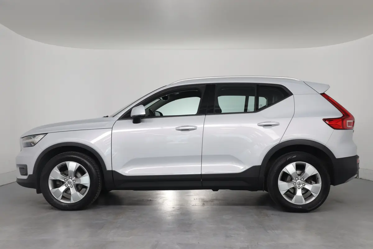 1.5 T3 Momentum Pro | Dealer Onderhouden! | Trekhaak | Clima | LED | BLIS | Comfort Zetels | Half Leder | BLIS | Lichtmetalen Velgen | Cruise Control | Navi | Keyless