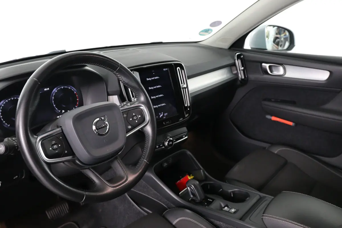 1.5 T3 Momentum Pro | Dealer Onderhouden! | Trekhaak | Clima | LED | BLIS | Comfort Zetels | Half Leder | BLIS | Lichtmetalen Velgen | Cruise Control | Navi | Keyless