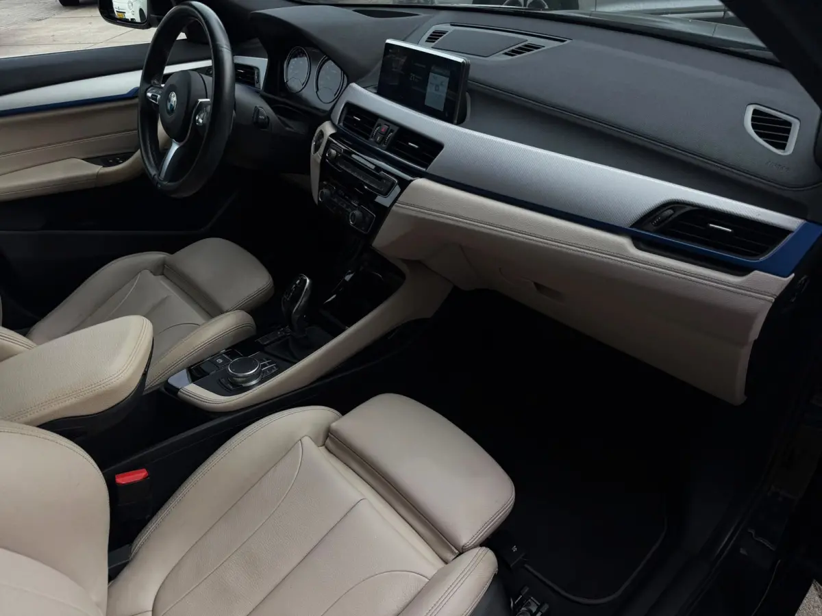 SDrive20i High Executive 192PK|M-Pakket|Prof Navi|AUT|Pano|Harman\Kardon|Camera|HUD|Adaptive Cruise|BOTS|Lane Assist|Trekha