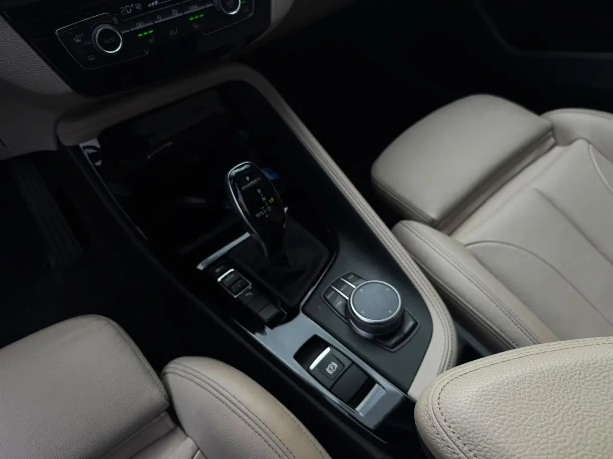 SDrive20i High Executive 192PK|M-Pakket|Prof Navi|AUT|Pano|Harman\Kardon|Camera|HUD|Adaptive Cruise|BOTS|Lane Assist|Trekha