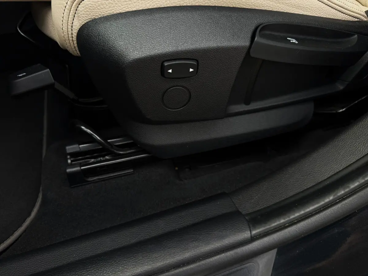 SDrive20i High Executive 192PK|M-Pakket|Prof Navi|AUT|Pano|Harman\Kardon|Camera|HUD|Adaptive Cruise|BOTS|Lane Assist|Trekha