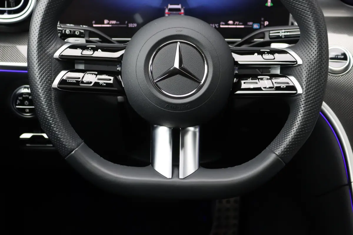 300 e AMG Line Premium | Panoramadak | Memory | Distronic | Surround Camera | Trekhaak | Digital Light | Nightpakket | Augmented Reality |