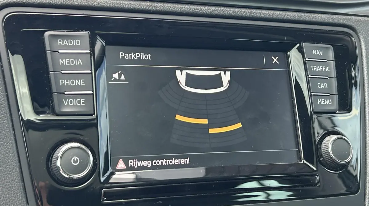 1.0 TSI Greentech Clever 95PK | ZEER NETTE STAAT | NL AUTO | NAP | Panoramadak | Stoelverwarming | Parkeersensoren | Navigatie | Armsteun | Climate Control | Cruise Control | 2 Sleutels |