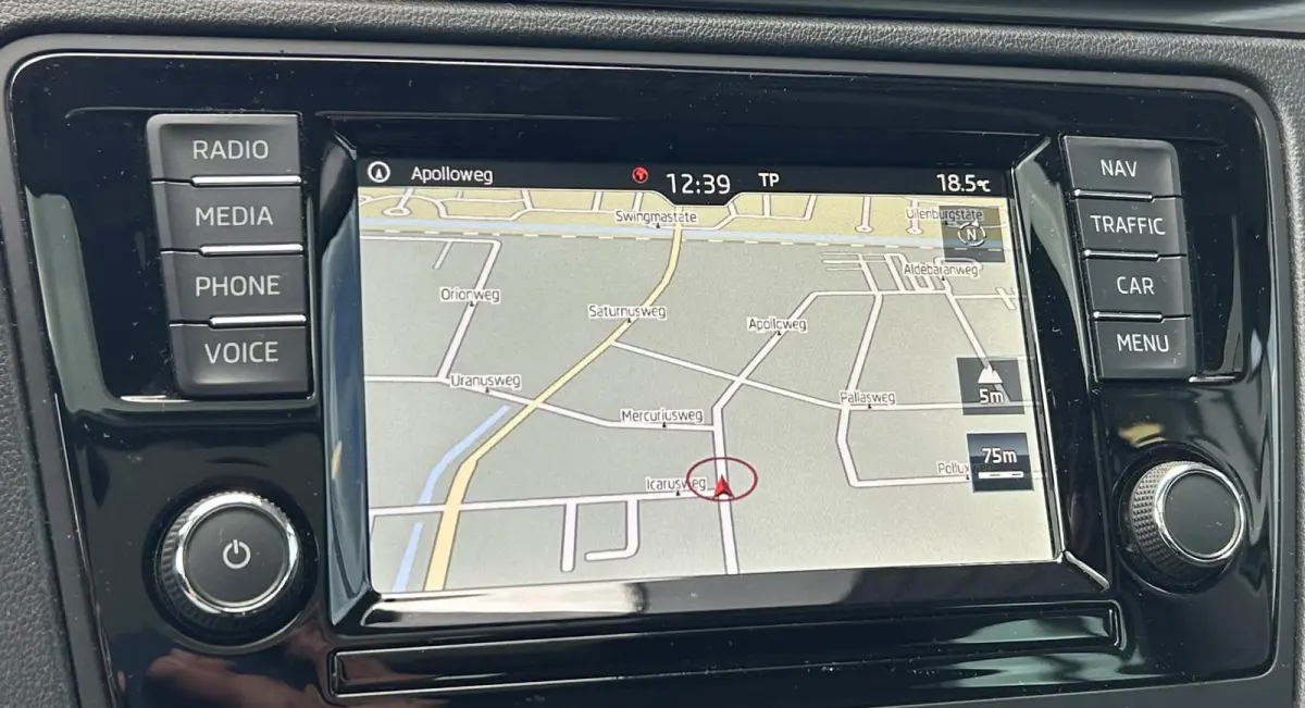1.0 TSI Greentech Clever 95PK | ZEER NETTE STAAT | NL AUTO | NAP | Panoramadak | Stoelverwarming | Parkeersensoren | Navigatie | Armsteun | Climate Control | Cruise Control | 2 Sleutels |