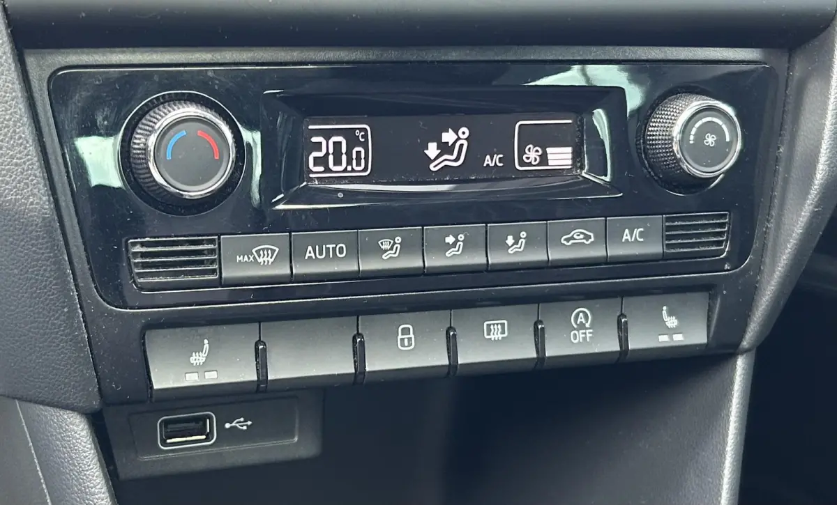 1.0 TSI Greentech Clever 95PK | ZEER NETTE STAAT | NL AUTO | NAP | Panoramadak | Stoelverwarming | Parkeersensoren | Navigatie | Armsteun | Climate Control | Cruise Control | 2 Sleutels |