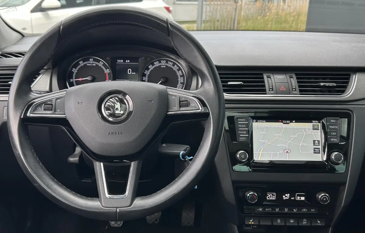 1.0 TSI Greentech Clever 95PK | ZEER NETTE STAAT | NL AUTO | NAP | Panoramadak | Stoelverwarming | Parkeersensoren | Navigatie | Armsteun | Climate Control | Cruise Control | 2 Sleutels |