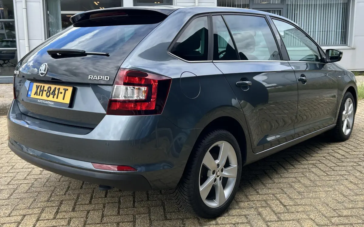 1.0 TSI Greentech Clever 95PK | ZEER NETTE STAAT | NL AUTO | NAP | Panoramadak | Stoelverwarming | Parkeersensoren | Navigatie | Armsteun | Climate Control | Cruise Control | 2 Sleutels |