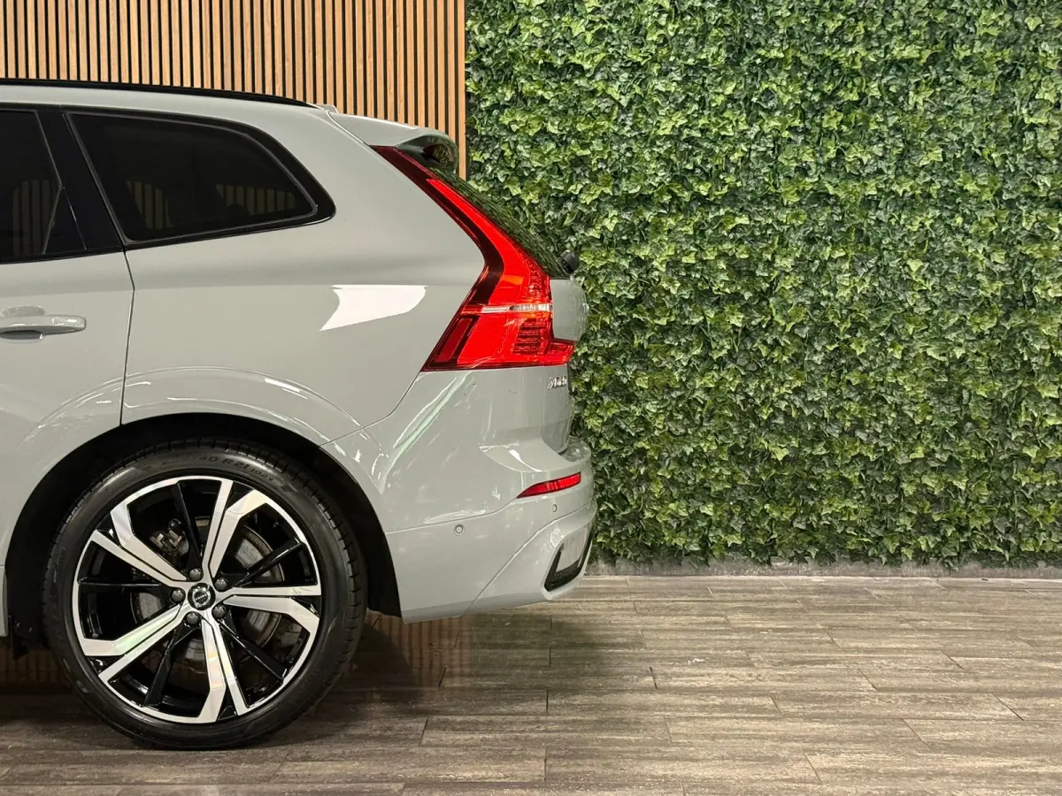 T8 AWD Recharge Ultra Dark | Luchtvering | Trekhaak | 360° Camera | 455pk | Head-Up Display | Harman Kardon | Adaptieve Cruise Control | Stoelverwarming voor+achter | Stuurwielverwarming | 