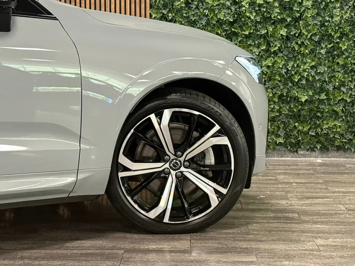 T8 AWD Recharge Ultra Dark | Luchtvering | Trekhaak | 360° Camera | 455pk | Head-Up Display | Harman Kardon | Adaptieve Cruise Control | Stoelverwarming voor+achter | Stuurwielverwarming | 