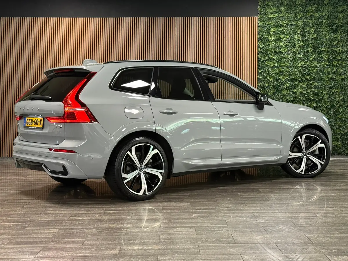T8 AWD Recharge Ultra Dark | Luchtvering | Trekhaak | 360° Camera | 455pk | Head-Up Display | Harman Kardon | Adaptieve Cruise Control | Stoelverwarming voor+achter | Stuurwielverwarming | 