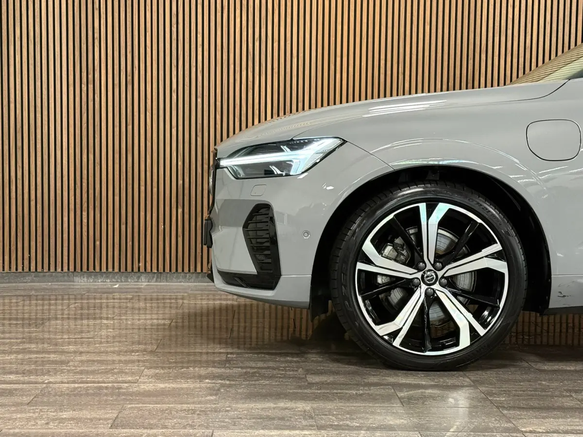 T8 AWD Recharge Ultra Dark | Luchtvering | Trekhaak | 360° Camera | 455pk | Head-Up Display | Harman Kardon | Adaptieve Cruise Control | Stoelverwarming voor+achter | Stuurwielverwarming | 