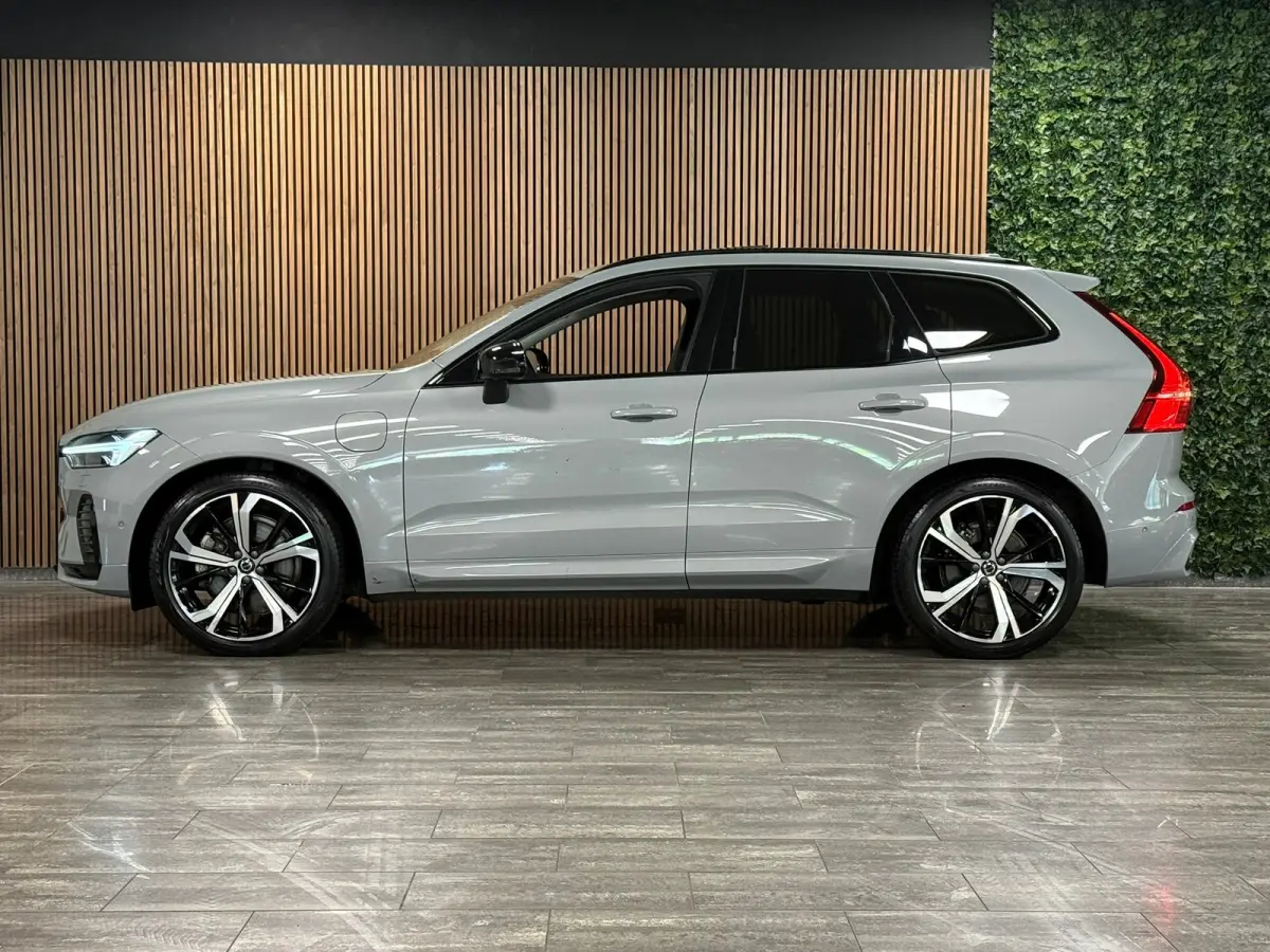 T8 AWD Recharge Ultra Dark | Luchtvering | Trekhaak | 360° Camera | 455pk | Head-Up Display | Harman Kardon | Adaptieve Cruise Control | Stoelverwarming voor+achter | Stuurwielverwarming | 