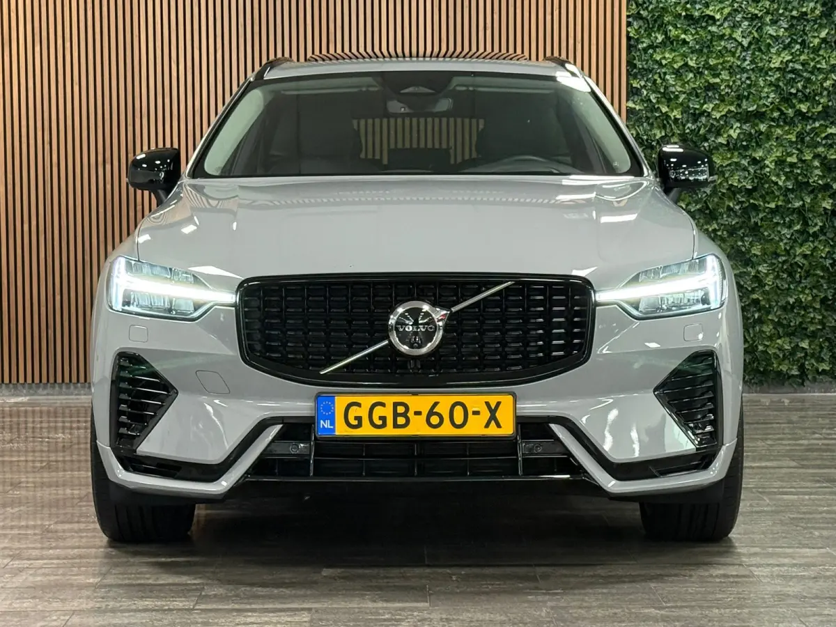 T8 AWD Recharge Ultra Dark | Luchtvering | Trekhaak | 360° Camera | 455pk | Head-Up Display | Harman Kardon | Adaptieve Cruise Control | Stoelverwarming voor+achter | Stuurwielverwarming | 