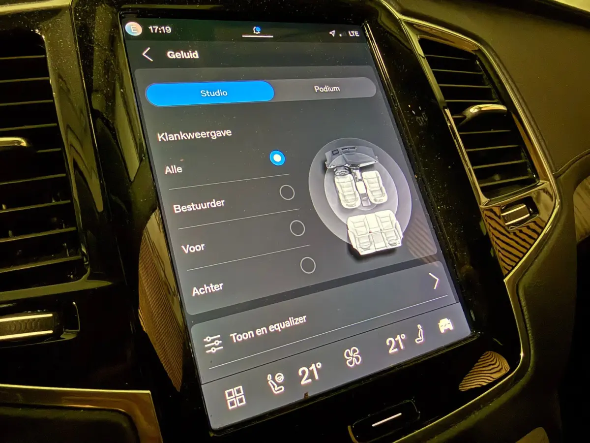 T8 AWD Recharge Ultra Dark | Vol! | Bowers & Wilkins | Luchtvering | Stoelventilatie | Trekhaak | 360 Camera | Head-Up Display | Stoelmassage | 455pk | Adaptieve Cruise Control | Stoelverwar