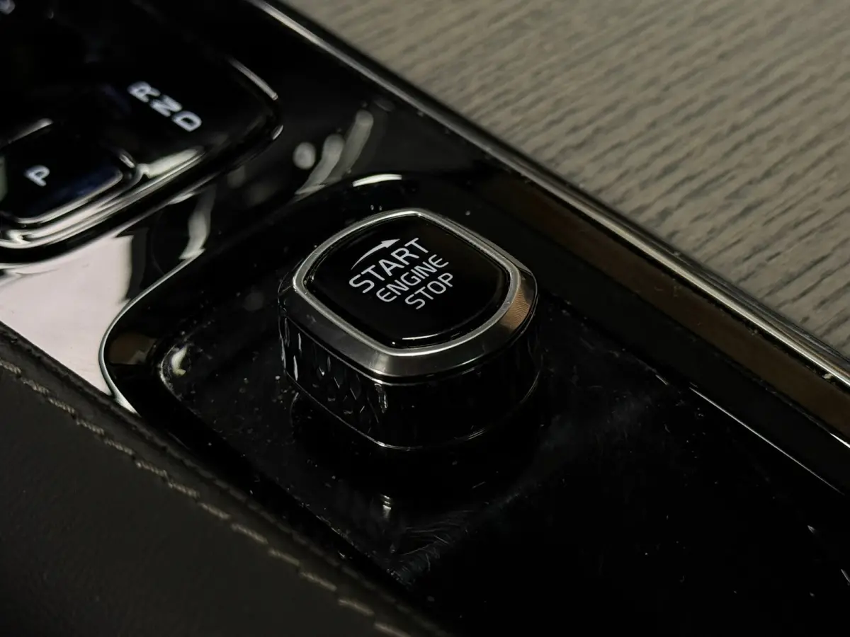 T8 AWD Recharge Ultra Dark | Vol! | Bowers & Wilkins | Luchtvering | Stoelventilatie | Trekhaak | 360 Camera | Head-Up Display | Stoelmassage | 455pk | Adaptieve Cruise Control | Stoelverwar