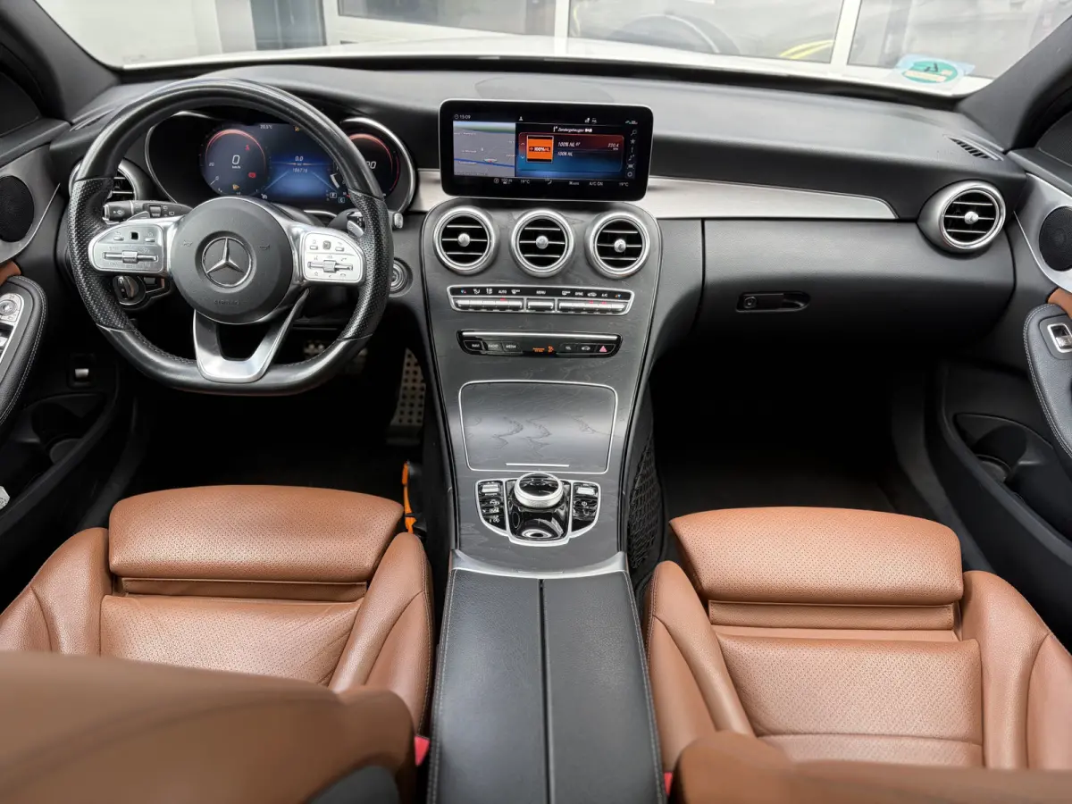 180 Business Solution AMG 156pk | Virtual Cockpit | Achteruitrijcamera | Bluetooth | Cruise control adaptief met stop&go en stuurhulp | DAB | Elektrisch glazen panorama-dak | Matrix led kopl