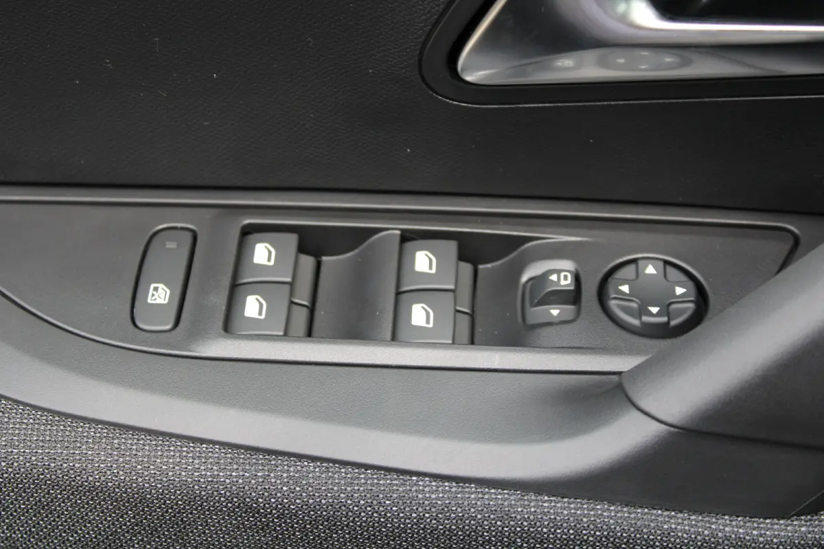 Business Apple Carplay/Android Auto | Cruise Control | Climate Control | Camera