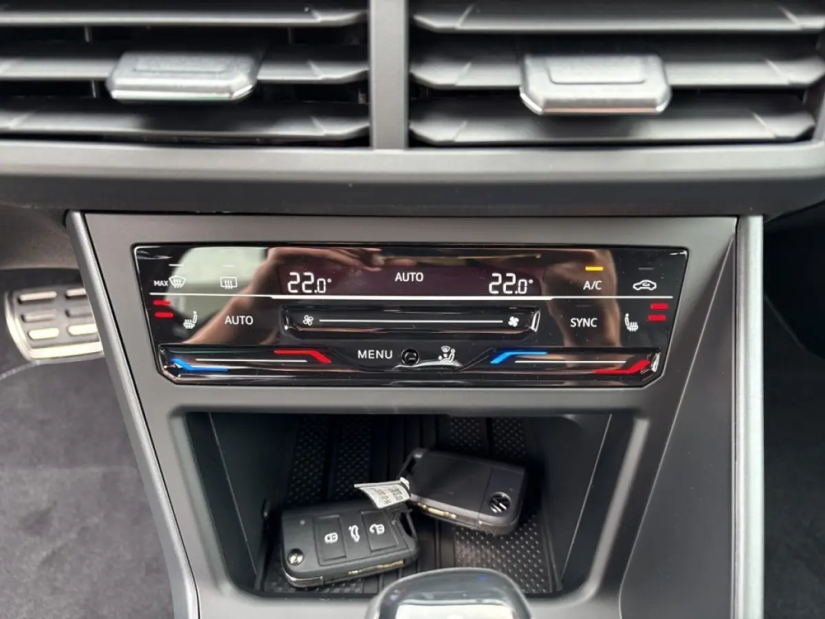 1.5 TSI DSG R-LINE BLACK STYLE AFN.TREKHAAK/CAMERA/ACC/IQ/STOELVERW/CARPLAY