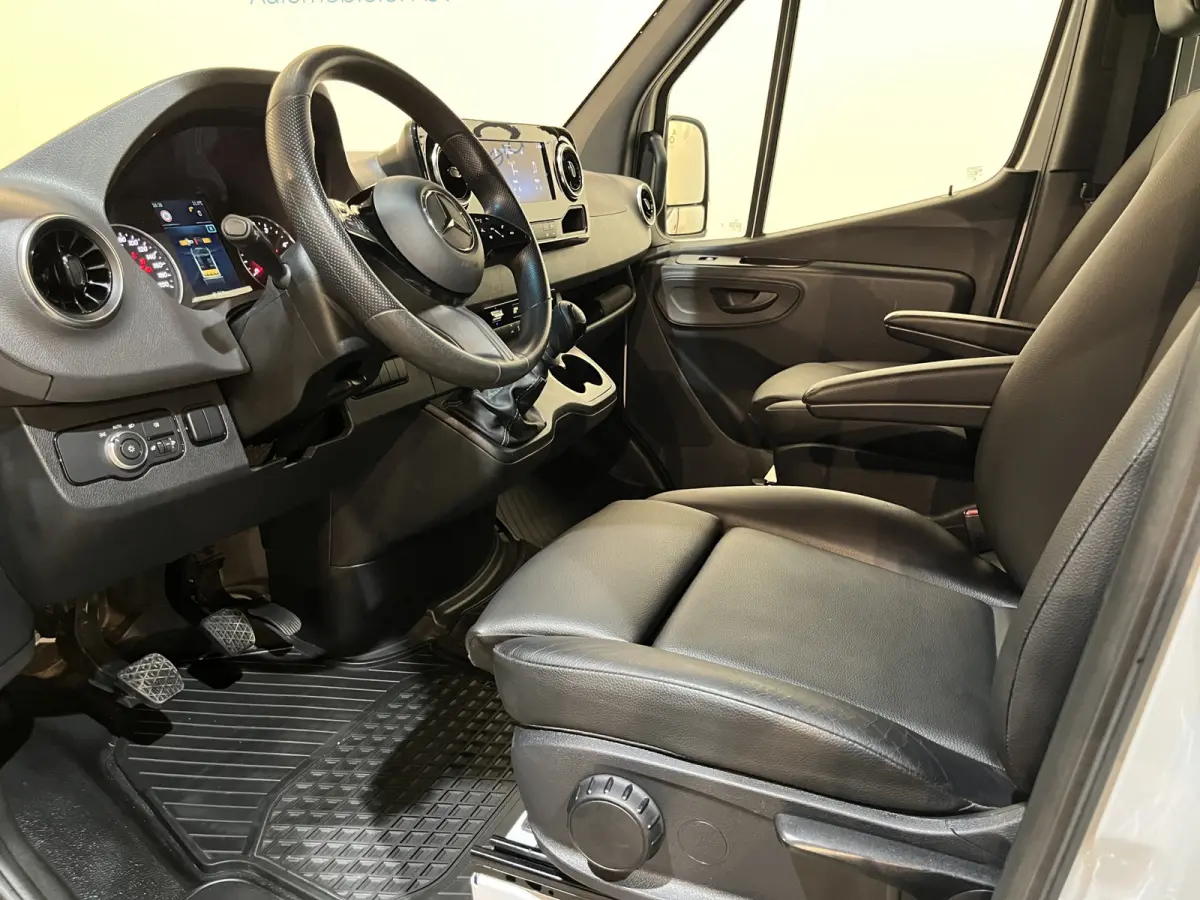 317 CDI L3 RWD DC Dubbel Cabine Open Laadbak / Euro 6 / Trekhaak 3500 KG / Airco / Camera / CarPlay / Cruise Control Adap. / 6-Zits /